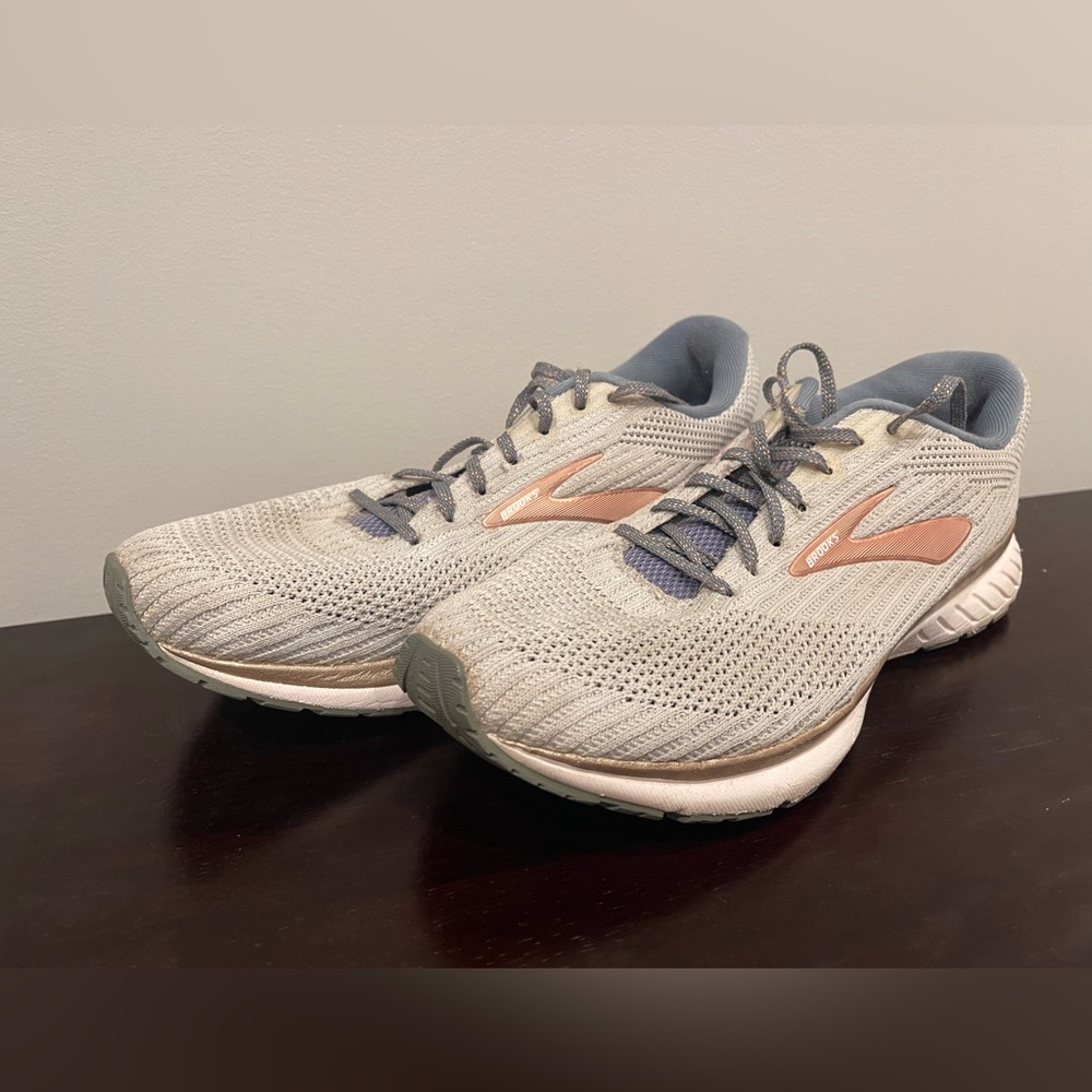 Women’s size 11.5 brooks tennis shoes